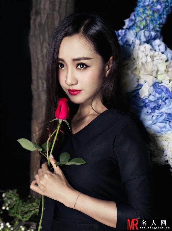 杨蓉冷艳写真曝光 高贵气质夺人眼球(1)