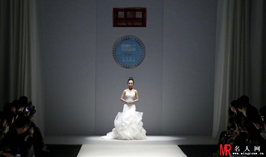 杨蓉披婚纱走T台 挤胸出镜超惹眼(1)