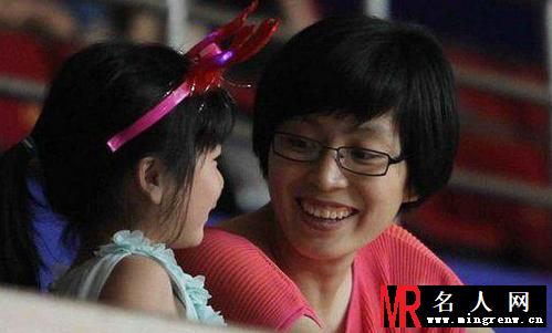 姚明携妻子现身篮球赛 郭敬明身高遭调侃(1)