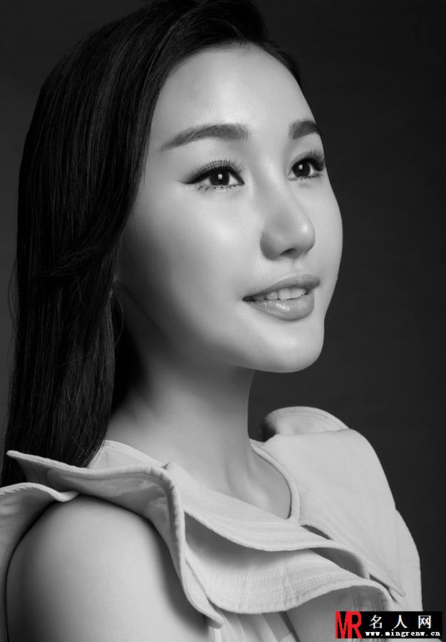 刘璐珈黑白写真 长发飘飘展迷人气质(1)