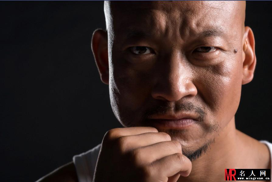 斌子拍摄黑色质感写真 硬朗线条彰显型男魅力(1)