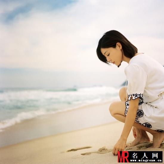 邓家佳海边清新写真 低头微笑文艺气息十足(1)