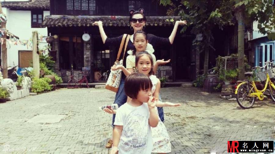 小S带女儿出游 不改搞笑本色大肆扮鬼脸(1)