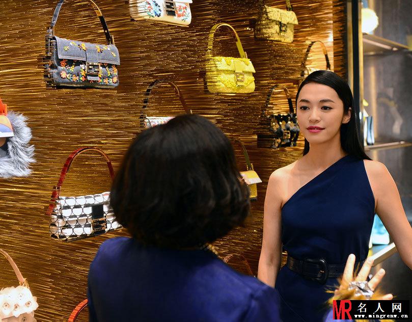 姚晨优雅亮相精品店开幕 宝蓝华服映衬俏佳人(1)