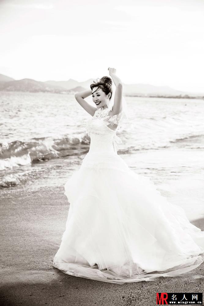 金莎曝唯美婚纱写真 浪漫海边期待出嫁(1)