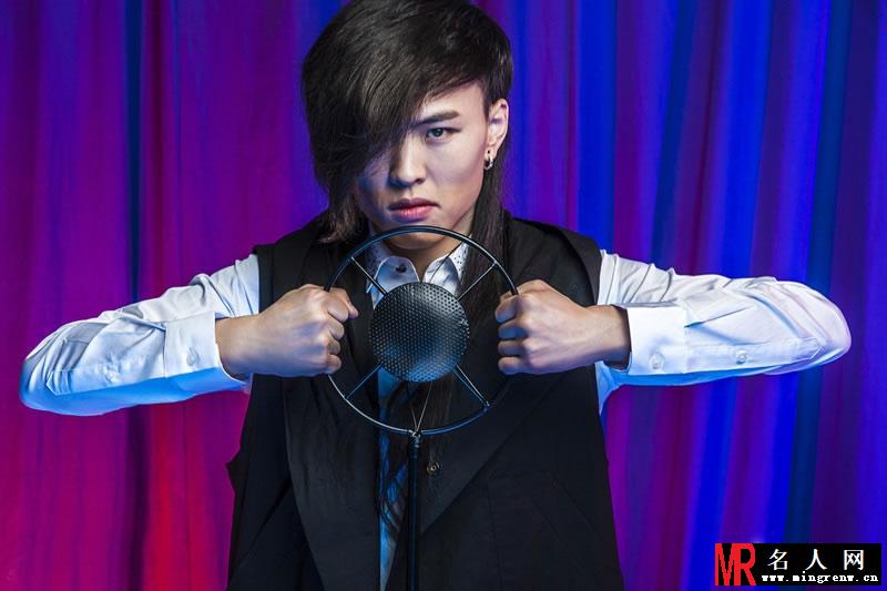张玮拍摄时尚写真 演绎双面性格潮男(1)