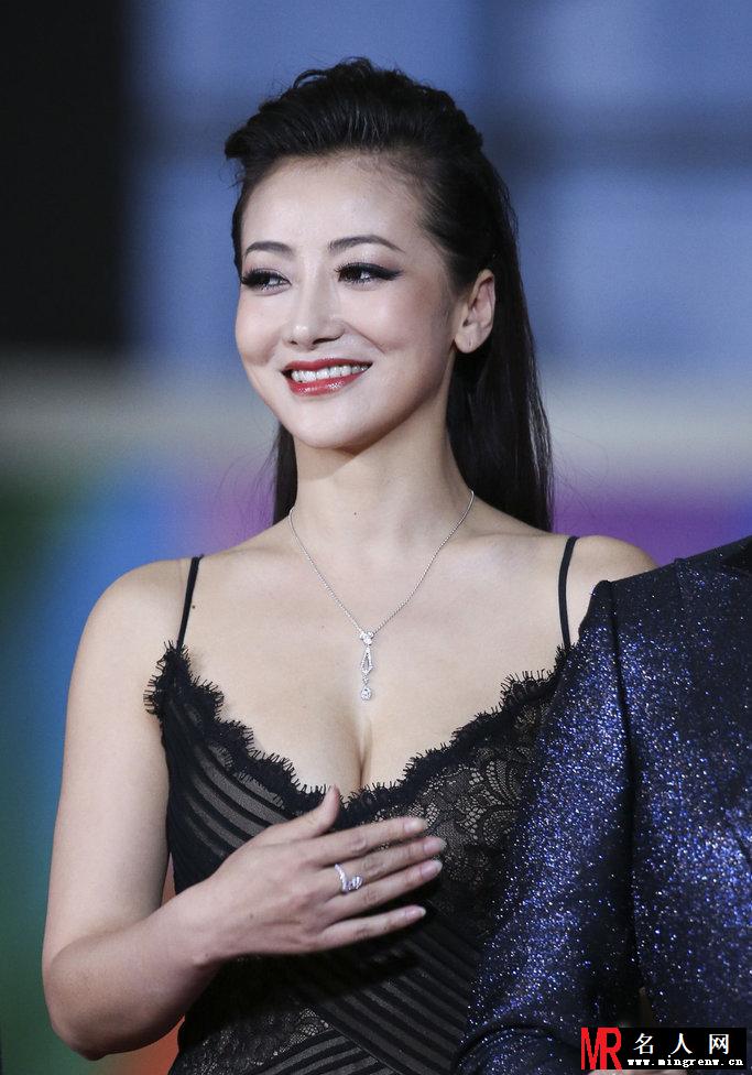 陈紫函现身上海电视节 俯身秀美胸抢镜(1)