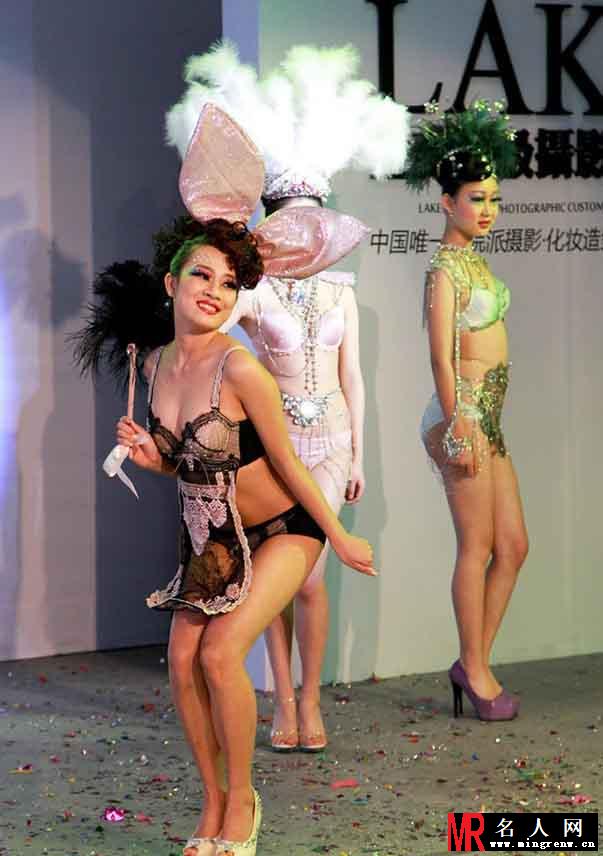 大连国际婚恋节 众模特雷人扮相出位抢镜(1)