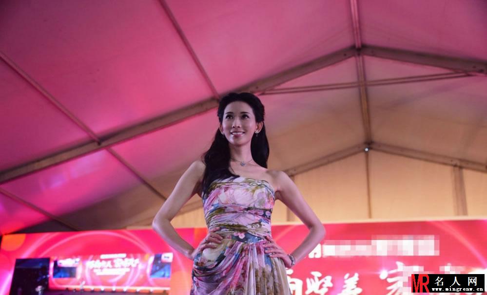林志玲抹胸花裙现身 皮肤暗黄显老态(1)