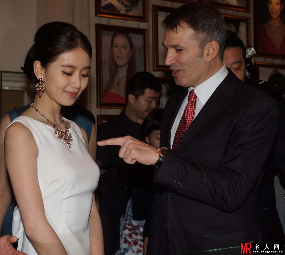刘诗诗亮相性感露背 笑容甜美频遭老外偷瞄(1)