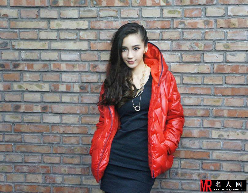 Angelababy亮相休闲风 手戴戒指疑婚期将近(1)
