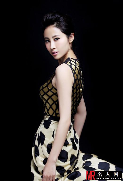 李芯逸最新气质写真 女王范儿十足(1)