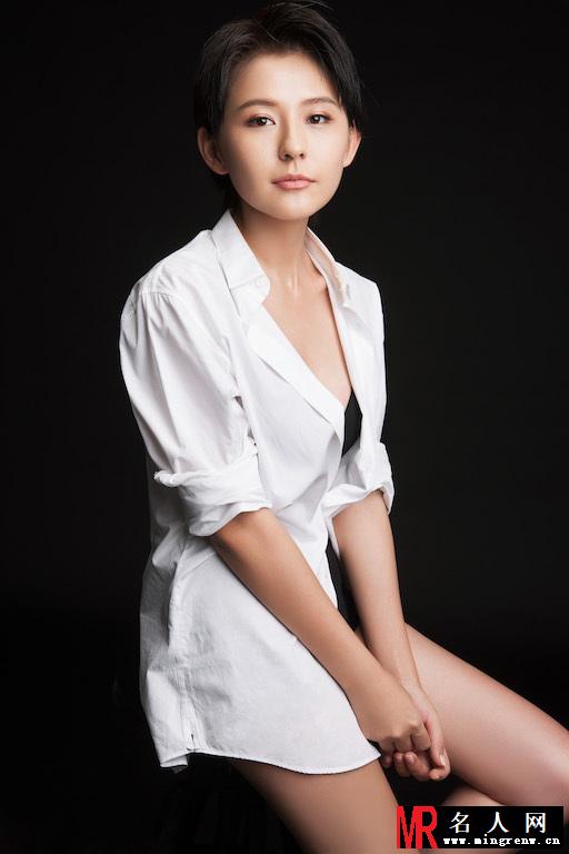 热依扎裸妆写真 大秀修长美腿(1)