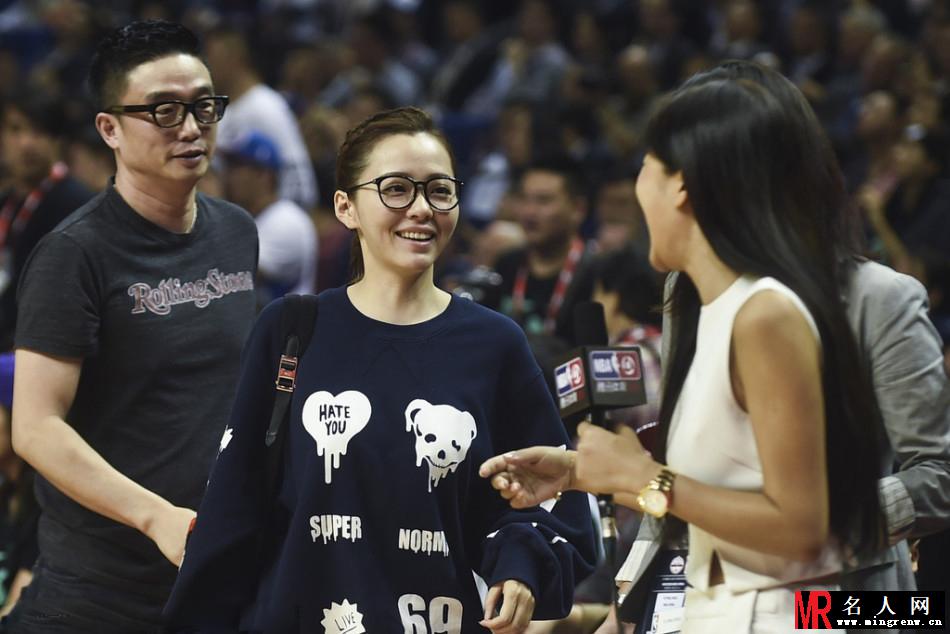 张靓颖冯轲现身NBA赛场 裸妆似大学女生(1)