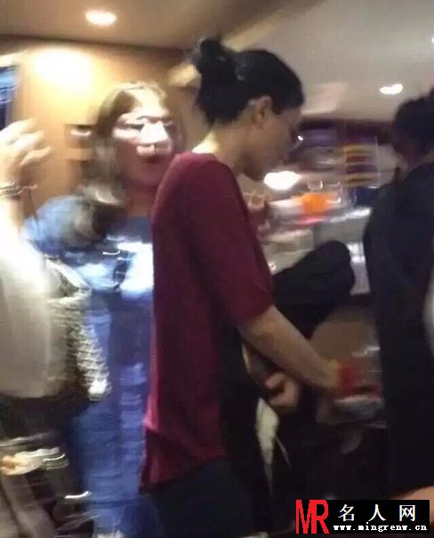 王菲被拍与赵薇巴黎吃火锅 似提前庆生(1)