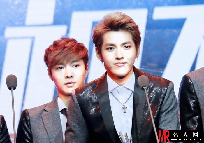 吴亦凡2013年百度沸点获奖 手持奖杯帅气发表获奖感言(1)