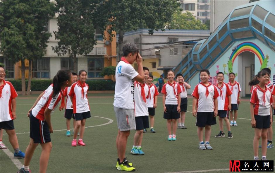邓超到小学当“插班生”跟小学生玩撕名牌(1)