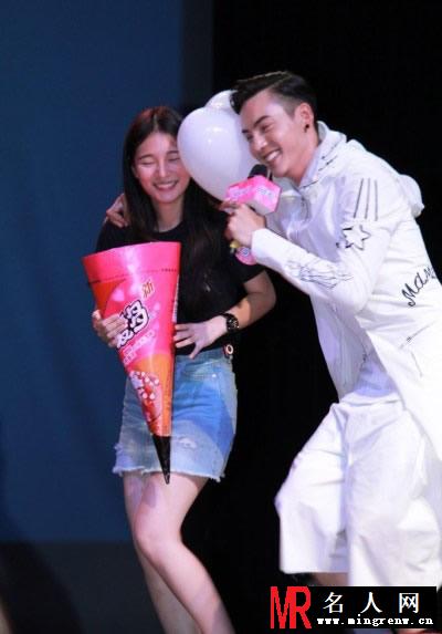 Angelababy前男友陈伟霆活动现场撒娇女粉丝 男性魅力无敌(1)