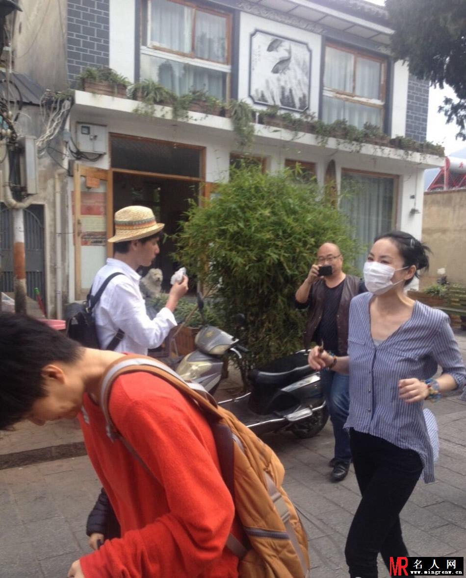 天后王菲携女儿李嫣出游 遭路人疯狂拍摄(1)