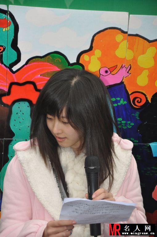 奶茶妹妹章泽天素颜亮相南京网民大型公益植树活动现场(1)
