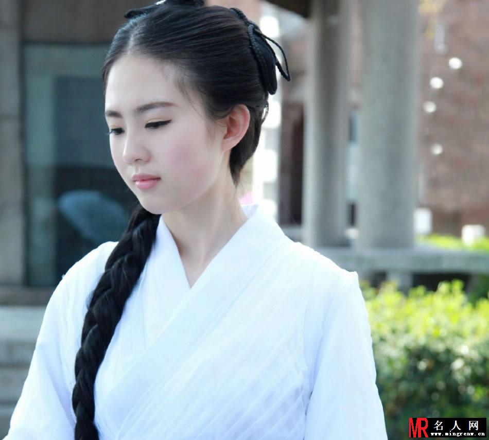 武汉美女cos小龙女神似刘亦菲 白衣飘飘获赞(1)
