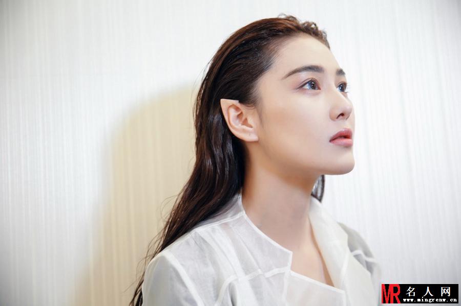 张馨予拍摄女神的新衣 精灵耳引争议(1)