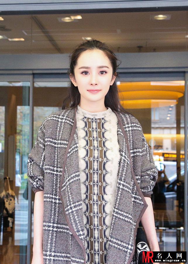 杨幂优雅看秀 造型靓丽获赞品味好(1)