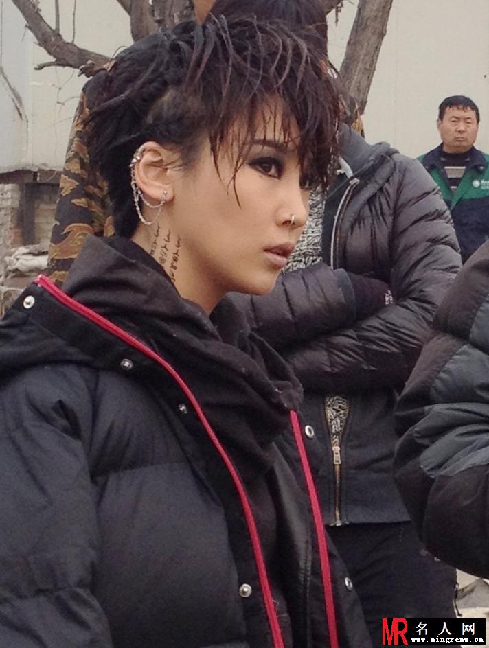 谢楠重口味照曝光 穿孔纹身不良少女(1)
