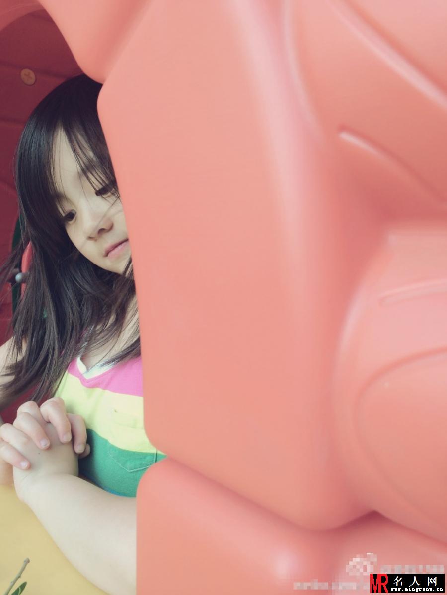 黄磊女儿多多最新生活照 公园畅快玩耍(1)