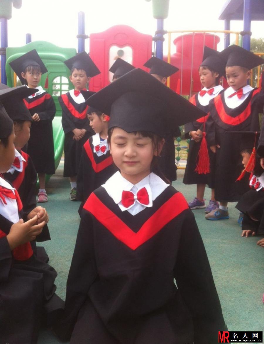 田雨橙幼儿园毕业照曝光 穿学士服有模有样(1)