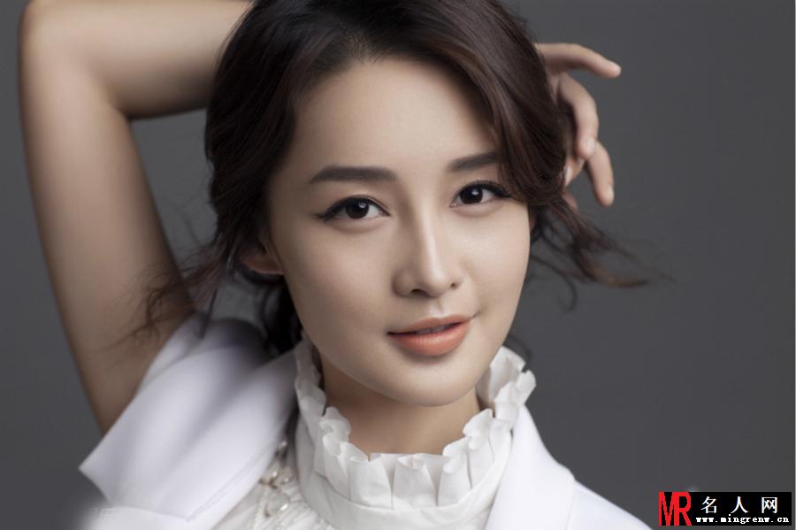 李沁自然脱俗白色系气质写真曝光(1)
