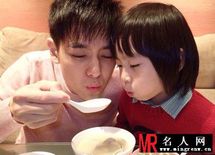 林志颖晒与Kimi温馨照 平安夜父爱洋溢(1)