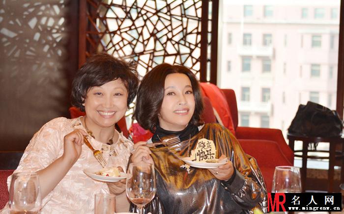 刘晓庆婚后首次庆生现场照曝光 与丈夫大秀恩爱(1)