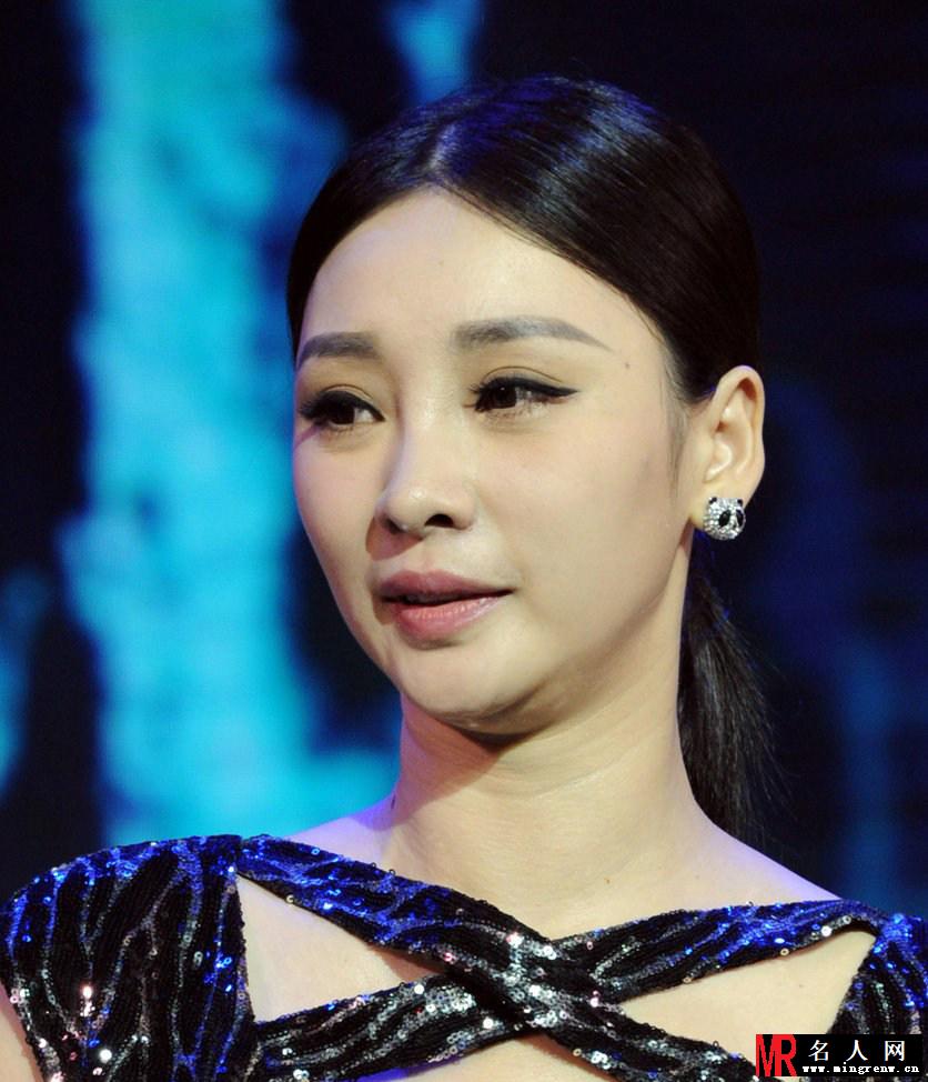 柳岩裸露装现身活动 中门大开秀豪乳(1)