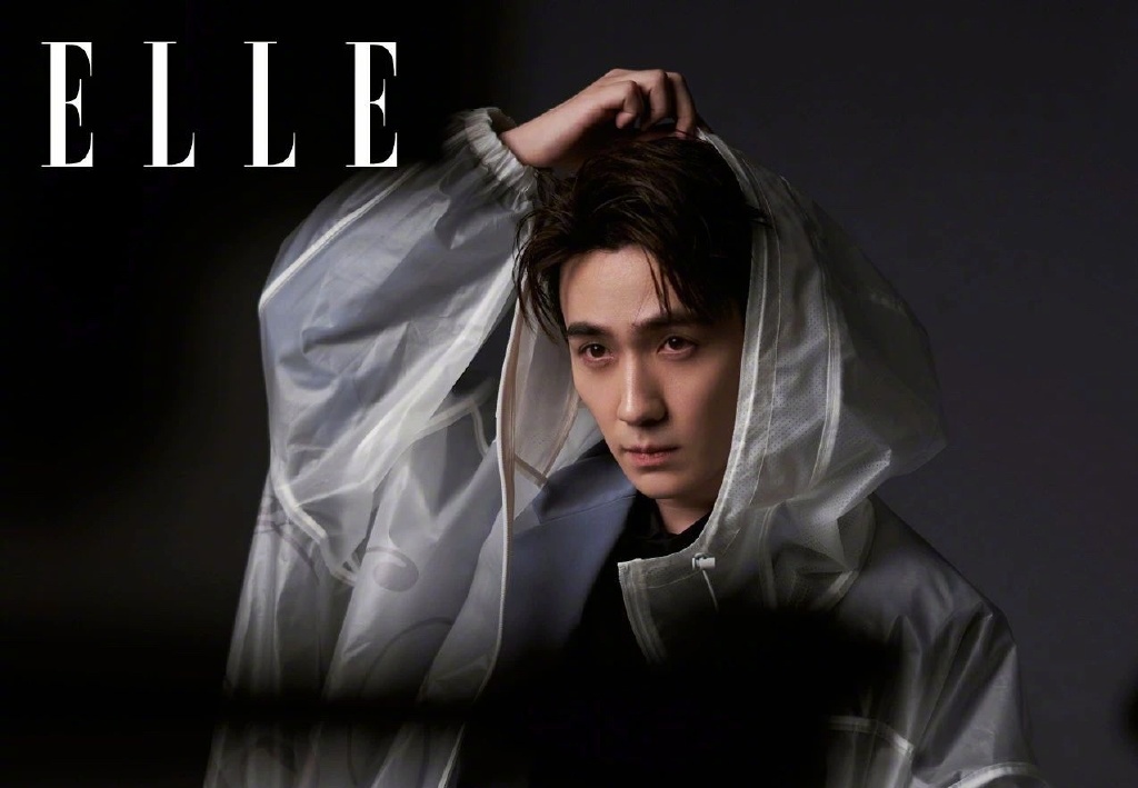 朱一龙《ELLE》写真拍摄花絮 眉眼温柔令人沉醉(1)