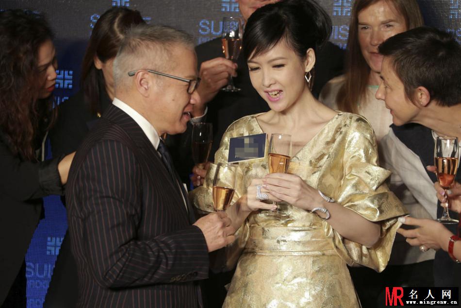 女神被黄牙毁了！47岁周慧敏亮相(1)