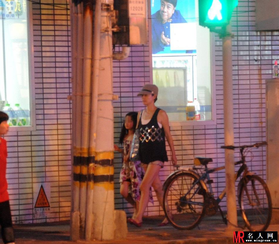 马伊琍携女深夜探班文章 超短裤打扮清凉(1)