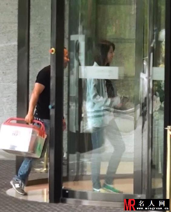 刘亦菲现身酒店  沉浸恋情变傻白甜撞旋转门(1)