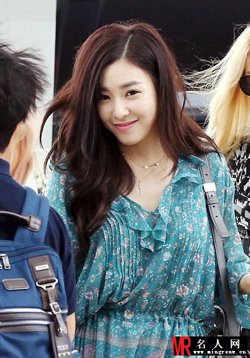 少女时代现机场 Tiffany短裙险被吹翻(1)