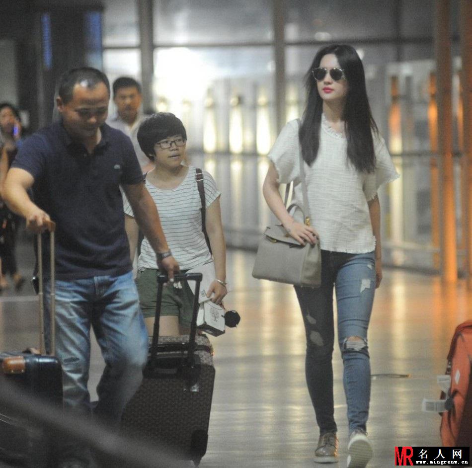 刘亦菲墨镜破洞裤扮潮 与妈妈亲密热聊似姐妹(1)
