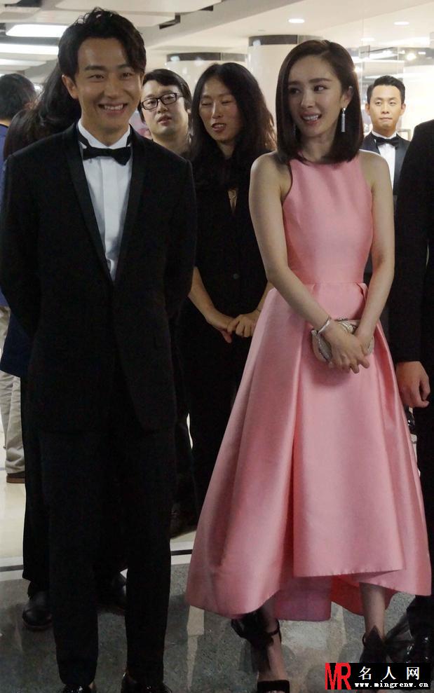 辣妈也玩小清新 杨幂粉裙美艳众人护驾(1)
