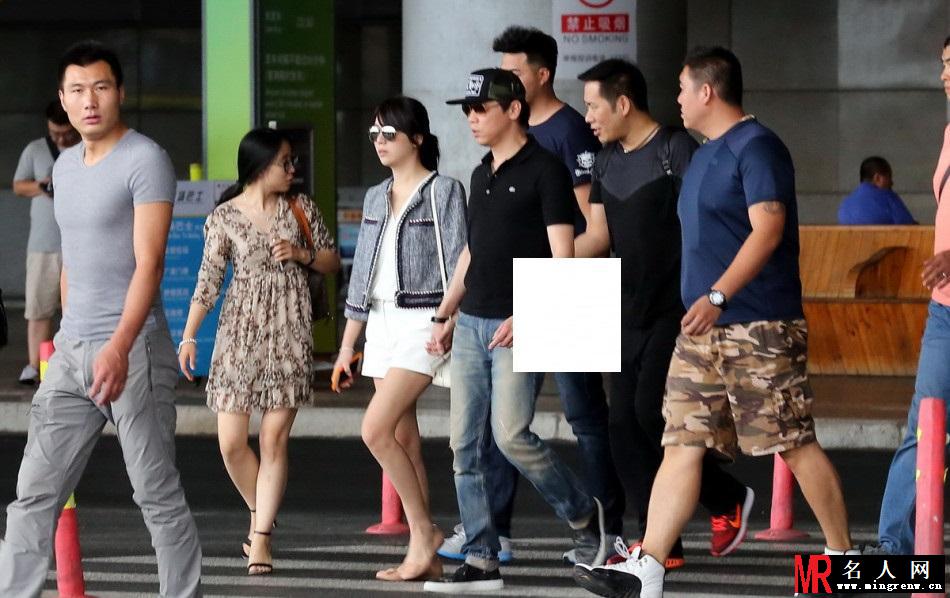 陶喆风波后首度现身机场 与妻子十指相扣(1)