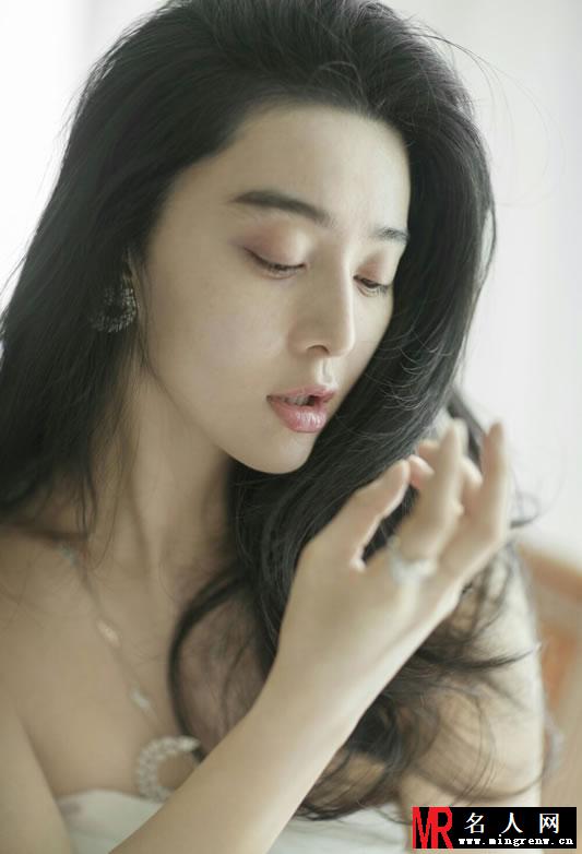 范冰冰《红秀GRAZIA》写真 躺床慵懒自信(1)