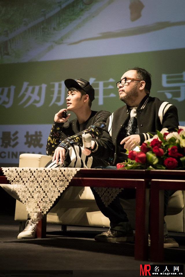 张一白携陈赫来福州宣传《匆匆那年》现场玩自拍(1)