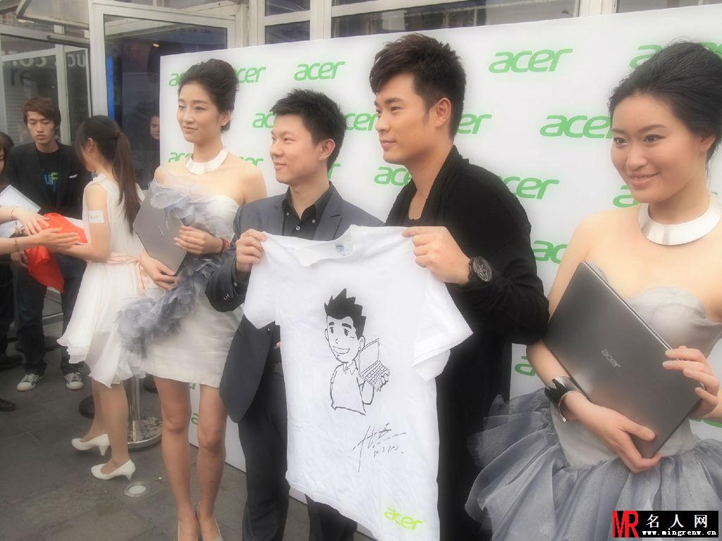 《上海800秀时装展》陈赫与粉丝们的合照(1)