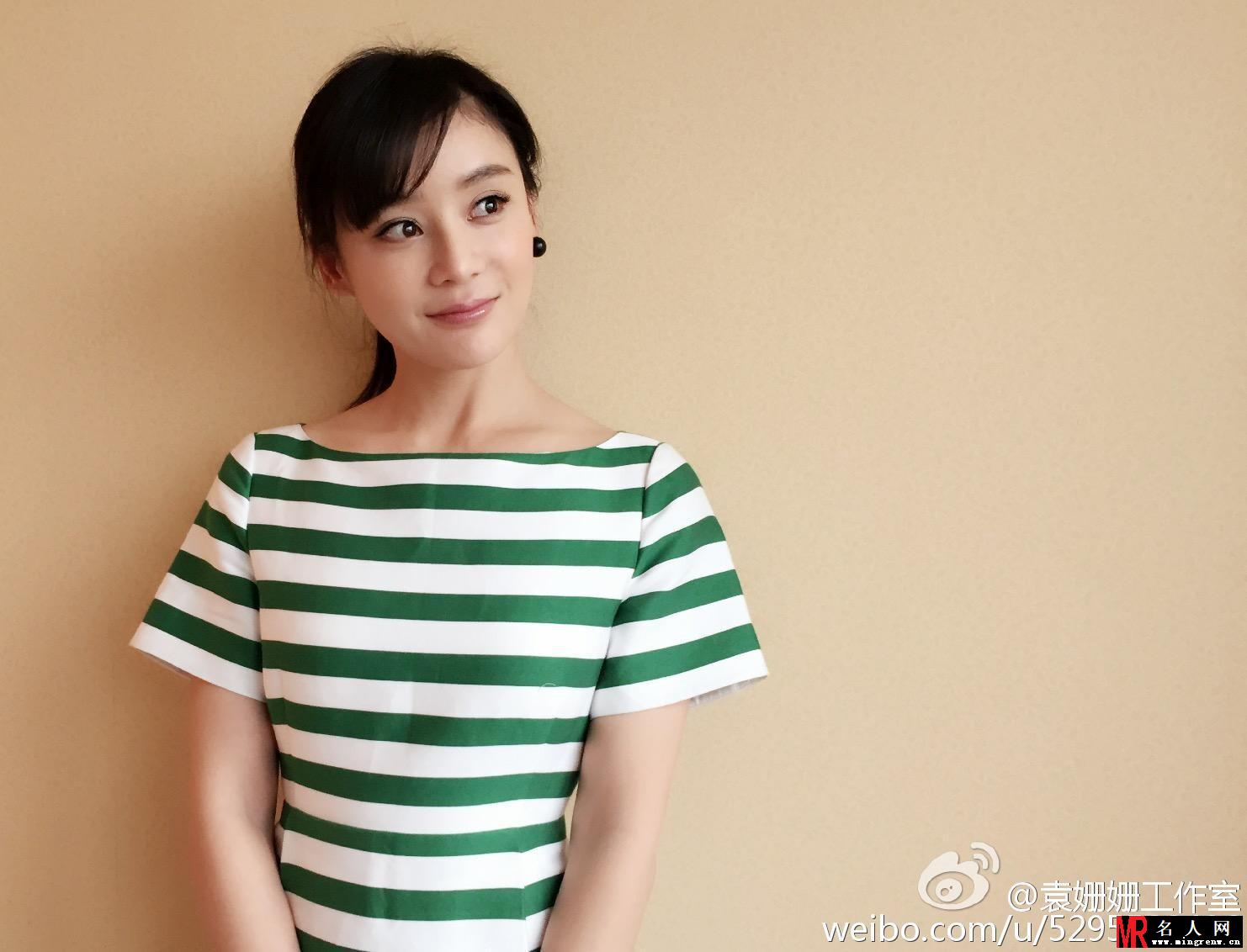珀莱雅见面会 袁姗姗条纹长裙出席(1)