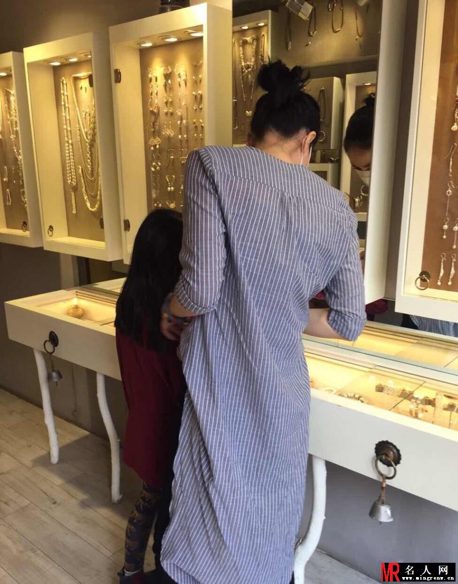 天后王菲携女儿李嫣出游 遭路人疯狂拍摄(1)