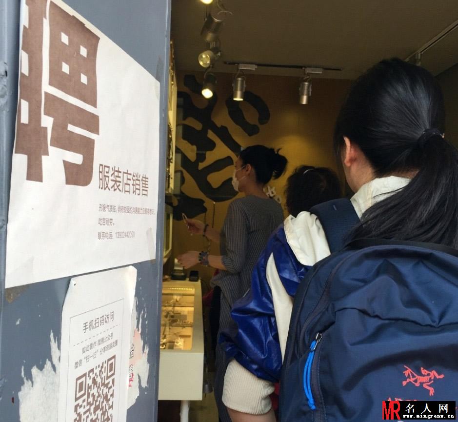 天后王菲携女儿李嫣出游 遭路人疯狂拍摄(1)