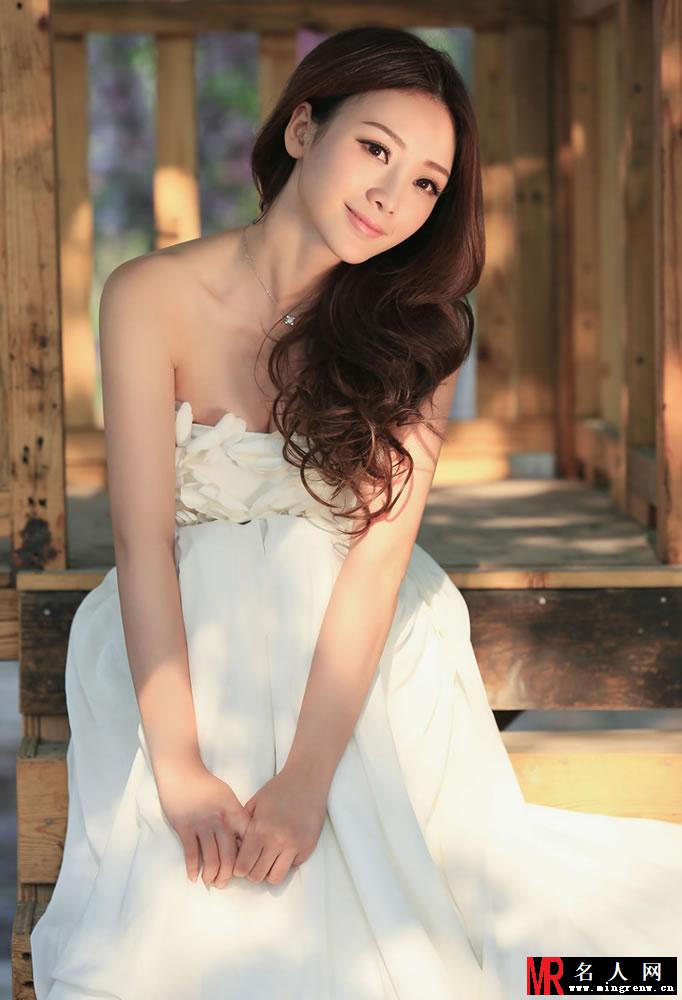 柳岩夏日清凉写真 低胸长裙雪乳若隐若现(1)