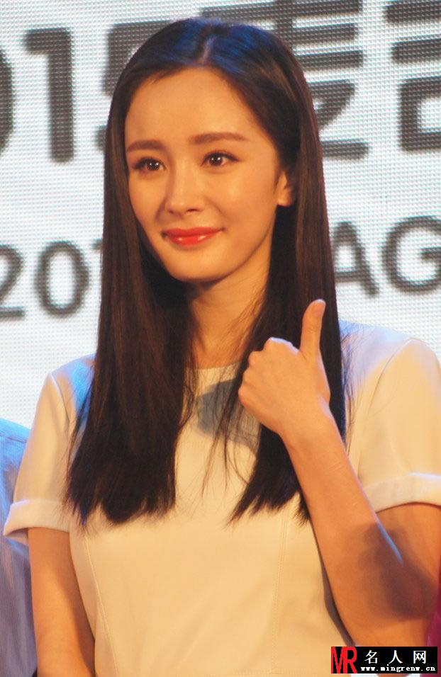 杨幂白裙清新出席 露出细长美腿(1)
